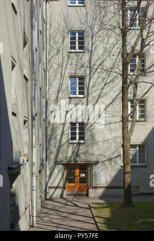 Wien, Gemeindebau der Zwischenkriegszeit, ehemaliges Familienasyl St. Josef, Ettenreichgasse 42–44, Franz Wiesmann Stock Photo