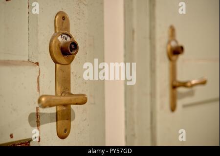 Wien, Gemeindebau der Zwischenkriegszeit, Brausebad im ehemaliges Familienasyl St. Josef, Ettenreichgasse 42–44, Franz Wiesmann Stock Photo