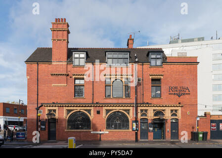 The Rose Villa Tavern in Birmingham's Jewellery Quarter boats an ornate decor with original ceramic tiles,wooden floor and stained glass Stock Photo