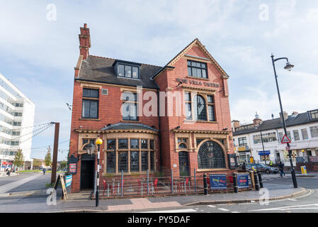 The Rose Villa Tavern in Birmingham's Jewellery Quarter boats an ornate decor with original ceramic tiles,wooden floor and stained glass Stock Photo