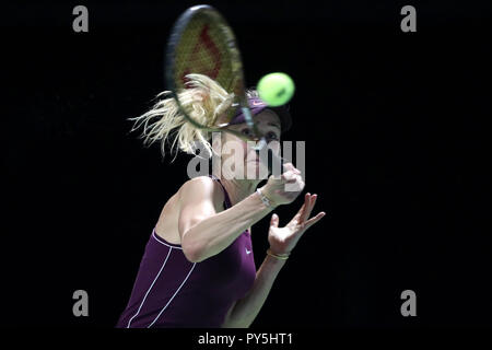 Singapore. 25th Oct, 2018. Elina Svitolina of the Ukraine returns a shot during the match between Caroline Wozniacki and Elina Svitolina on day 5 of the WTA Finals at the Singapore Indoor Stadium. Credit: Paul Miller/ZUMA Wire/Alamy Live News Stock Photo