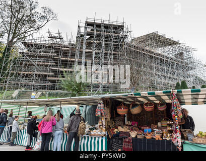 Hay-on-Wye, UK.  25th October 2018.  Hay Castle Trust has started a restoration project for the Grade I listed building, while business continues as normal in the market square. © Steven H Jones / Alamy Live News Stock Photo