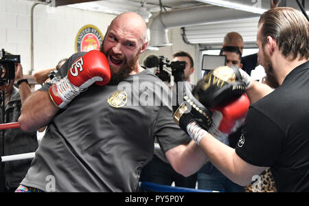 Santa Monica, California, USA. 25th Oct, 2018. Lineal Heavyweight Champion TYSON FURY works out with his trainer Ben Davison during a Los Angeles media day at the Churchill gym Thursday. Fury gets ready for in his highly anticipated WBC Heavyweight World Championship against undefeated WBC World Champion Deontay Wilder on December 1st. Credit: Gene Blevins/ZUMA Wire/Alamy Live News Stock Photo