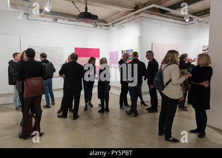 London, UK.  25 October 2018. Visitors attend the preview of 'metropolis', a solo exhibition of recent paintings by artist Colin McCallum at the Lever Gallery.  The show runs 26 October to 10 November 2018.  Credit: Stephen Chung / Alamy Live News Stock Photo
