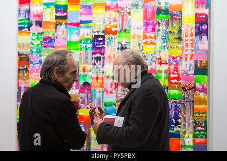 London, UK.  25 October 2018. Visitors discuss 'Flux Orange White Purple', 2017, by Colin McCallum.  Preview of 'metropolis', a solo exhibition of recent paintings by artist Colin McCallum at the Lever Gallery.  The show runs 26 October to 10 November 2018.  Credit: Stephen Chung / Alamy Live News Stock Photo