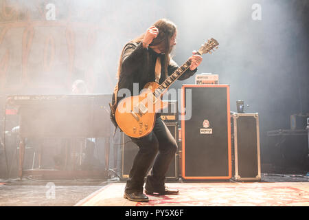 Norway, Oslo - October 25, 2018. The American southern rock band Blackberry Smoke performs live concert at Sentrum Scene in Oslo. Here vocalist and guitarist Charlie Starr is seen live on stage. (Photo credit: Gonzales Photo - Per-Otto Oppi). Credit: Gonzales Photo/Alamy Live News Stock Photo