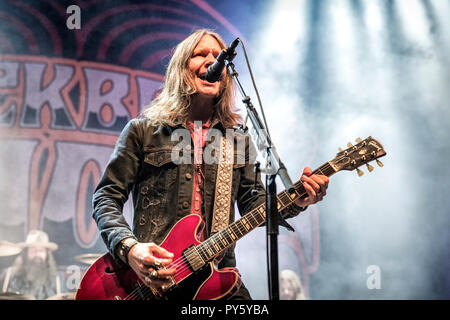 Norway, Oslo - October 25, 2018. The American southern rock band Blackberry Smoke performs live concert at Sentrum Scene in Oslo. Here vocalist and guitarist Charlie Starr is seen live on stage. (Photo credit: Gonzales Photo - Terje Dokken). Credit: Gonzales Photo/Alamy Live News Stock Photo