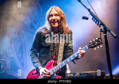 Norway, Oslo - October 25, 2018. The American southern rock band Blackberry Smoke performs live concert at Sentrum Scene in Oslo. Here vocalist and guitarist Charlie Starr is seen live on stage. (Photo credit: Gonzales Photo - Terje Dokken). Credit: Gonzales Photo/Alamy Live News Stock Photo