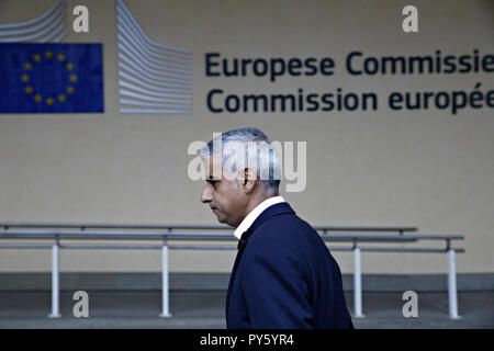 Brussels, Belgium. Oct. 26th, 2018. London Mayor Sadiq Khan talks to reporters after a meeting with European Union's chief Brexit negotiator Michel Barnier. Alexandros Michailidis/Alamy Live News Stock Photo