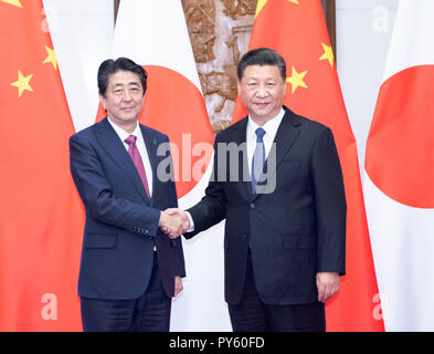 Beijing, China. 26th Oct, 2018. Chinese President Xi Jinping (R) meets with Japanese Prime Minister Shinzo Abe in Beijing, capital of China, Oct. 26, 2018. Credit: Li Tao/Xinhua/Alamy Live News Stock Photo