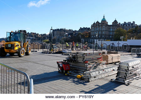 Edinburgh, United Kingdom. 26th October, 2018. The Mound closed off  behind barriers with workmen and heavy machinery making preparations for the Christmas festivities. Credit: Craig Brown/Alamy Live News. Stock Photo