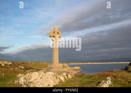 Evening light over the Llanddwyn Celtic Cross on Llanddwyn Island, Anglesey, North Wales, UK Stock Photo