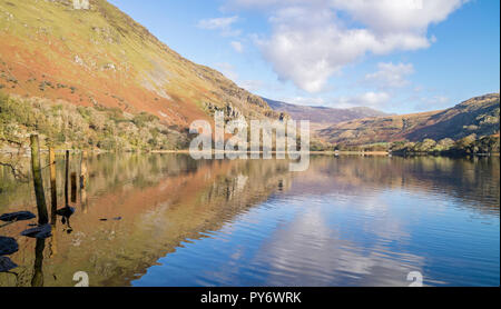 Autumn reflections on Llyn Gwynant in the Nant Gwynant Valley, Snowdonia National Park, North Wales, UK Stock Photo