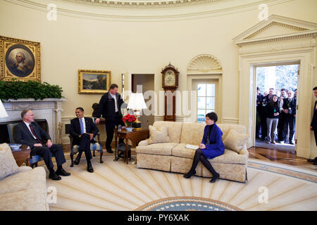 President Barack Obama meets with Governor Jim Douglas of Vermont about the economic recovery plan. Senior Advisor Valerie Jarrett  is seated on the couch, while the press pool waits to enter the Oval Office 2/2/09 Official White House Photo by Pete Souza Stock Photo