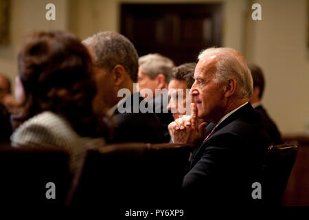 President Barack Obama holds a Homeland Security Council meeting in the Cabinet Room to discuss the H1N1 flu, May 1, 2009, including Vice President Biden and Treasury Security Timothy Geithner. Official White House Photo by Pete Souza Stock Photo