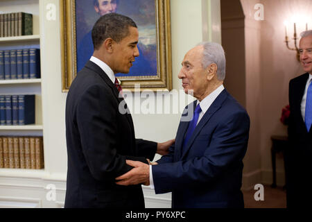 President Barack Obama welcomes Israeli President Shimon Peres in the Oval Office Tuesday, May 5, 2009.  At right is Vice President Joe Biden.  Official White House Photo by Pete Souza Stock Photo