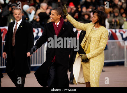 President Barack Obama and first lady Michelle Obama wave to the crowds lining Pennsylvania Avenue during the 56th Inaugural Parade in Washington, D.C., Jan. 20, 2009. DoD photo by Mass Communication Specialist 1st Class Chad J. McNeeley Stock Photo