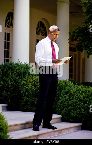 President Barack Obama reads a document outside the Oval Office on the steps leading into the Rose Garden, May 20, 2009. (Official White House photo by Pete Souza)  This official White House photograph is being made available for publication by news organizations and/or for personal use printing by the subject(s) of the photograph. The photograph may not be manipulated in any way or used in materials, advertisements, products, or promotions that in any way suggest approval or endorsement of the President, the First Family, or the White House..Official White House photo by Pete Souza. Stock Photo