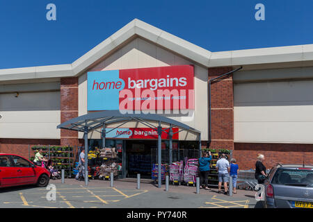 Warrington branch of Home Bargains on the Riverside Retail Park Stock Photo