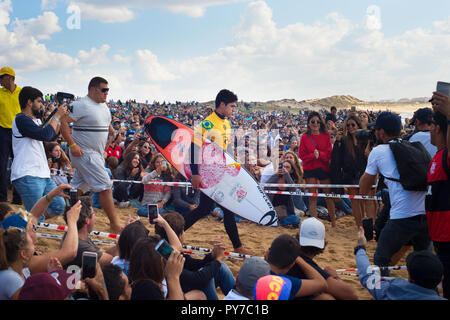 PENICHE, PORTUGAL - OCTOBER 20, 2018: Gabriel Medina running to the ocean among the crowd of surf funs during the World Surf League's 2018 MEO Rip Cur Stock Photo