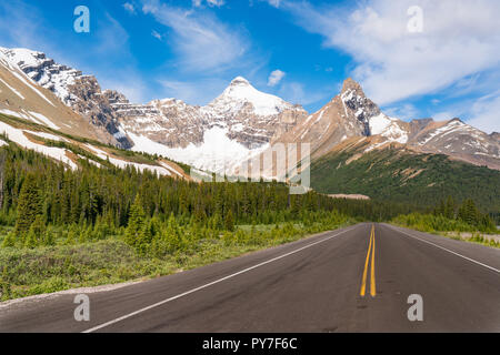 Canada Route 93 on the Icefields Parkway in Banff National Park, Alberta Stock Photo