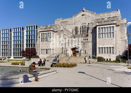 Students in front of the 1925 UBC Main Library and the  Irving K. Barber Learning Centre, University of British Columbia, Vancouver, BC, Canada Stock Photo