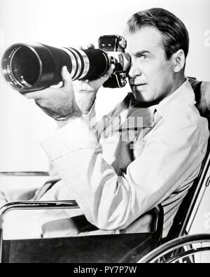 Original film title: REAR WINDOW. English title: REAR WINDOW. Year: 1954. Director: ALFRED HITCHCOCK. Stars: JAMES STEWART. Credit: PARAMOUNT PICTURES / Album Stock Photo