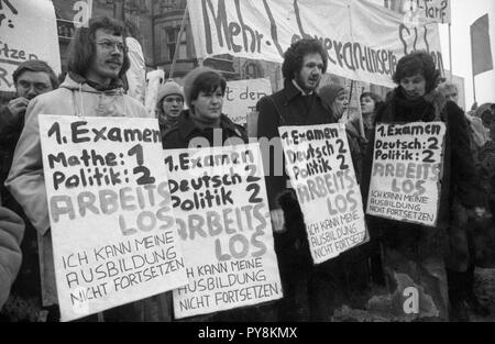 Parents and students demonstrate together for more teachers and against the radical decree on 28 January 1976 in front of the New Town Hall in Hanover. | usage worldwide Stock Photo