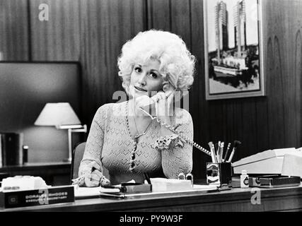 Original film title: NINE TO FIVE. English title: NINE TO FIVE. Year: 1980. Director: COLIN HIGGINS. Stars: DOLLY PARTON. Credit: 20TH CENTURY FOX / Album Stock Photo