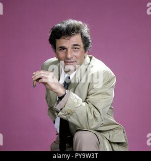 Original film title: COLUMBO. English title: COLUMBO. Year: 1971. Director: PATRICK MCGOOHAN; VINCENT MCEVEETY; JAMES FRAWLEY. Stars: PETER FALK. Credit: NBC UNIVERSAL TELEVISION / Album Stock Photo