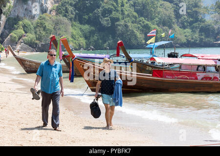 Bei Krabi, Thailand. 16th Feb, 2018. 16 Febuary 2018, Thailand, Bei Krabi: The actors Thomas Ruehmann (L) and Jascha Rust during the shooting of 'In aller Freundschaft - Zwei Herzen' in February 2018. On 26 October 2018 the most successful German hospital series 'In aller Freundschaft' celebrates its 20th anniversary. On Friday (26.10.2018) at 20:15, Das Erste will be showing the anniversary special 'In aller Freundschaft - Zwei Herzen' (In all friendship - two hearts) in feature length on the occasion of the anniversary. Credit: Thomas Schulze/dpa-Zentralbild/ZB/dpa/Alamy Live News Stock Photo