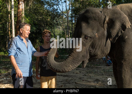 Bei Krabi, Thailand. 16th Feb, 2018. 16 Febuary 2018, Thailand, Bei Krabi The actor Thomas Ruehmann and Jascha Rust during the shooting of 'In aller Freundschaft - Zwei Herzen' in February 2018. On 26 October 2018 the most successful German hospital series 'In aller Freundschaft' celebrates its 20th anniversary. On Friday (26.10.2018) at 20:15, Das Erste will be showing the anniversary special 'In aller Freundschaft - Zwei Herzen' (In all friendship - two hearts) in feature length on the occasion of the anniversary. Credit: Thomas Schulze/dpa-Zentralbild/ZB/dpa/Alamy Live News Stock Photo