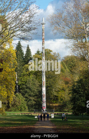 The totem pole and autumn colours at Virginia Water Lake, part of Windsor Great Park, in Surrey, UK. Royal park, crown estate. Stock Photo