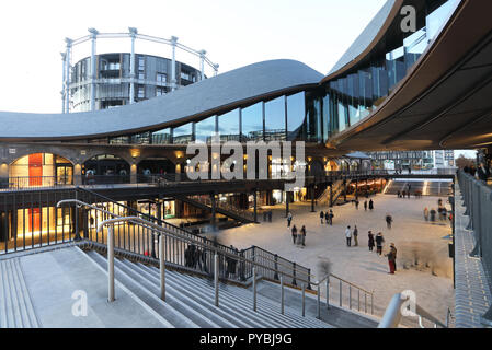 Kings Cross, London, UK. 26th Oct 2018. People looking around the new Coal Yard Drops at Kings Cross, on the first day of opening. Industrial heritage combine with modern architecture to give an amazing shopping and lifestyle experience. Credit: Monica Wells/Alamy Live News Stock Photo