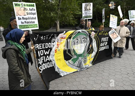 New York, USA. 26 October 2018.  Protesters at a rally calling for the release of Aafia Siddiqui, a Pakistani neuroscientist serving an 86-year prison sentence in the USA.  for her alleged assault on USA. personnel in Afghanistan. Credit: Joseph Reid/Alamy Live News Stock Photo
