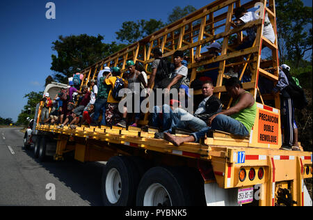 Arriaga, Chiapas, Mexico. 26th Oct, 2018. As a caravan of thousands of Honduran migrants presses north, reaching the town of Arriaga on Friday, President Trump began considering ways to stop them, including suspending the right to claim asylum in the US, wich has became the main way of gaining entry to the country. Credit: Miguel Juarez Lugo/ZUMA Wire/Alamy Live News Stock Photo