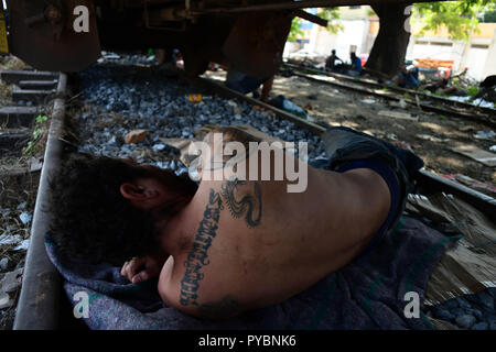 Arriaga, Chiapas, Mexico. 26th Oct, 2018. As a caravan of thousands of Honduran migrants presses north, reaching the town of Arriaga on Friday, President Trump began considering ways to stop them, including suspending the right to claim asylum in the US, wich has became the main way of gaining entry to the country. Credit: Miguel Juarez Lugo/ZUMA Wire/Alamy Live News Stock Photo