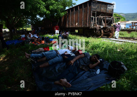 Arriaga, Chiapas, Mexico. 26th Oct, 2018. As a caravan of thousands of Honduran migrants presses north, reaching the town of Arriaga on Friday, President Trump began considering ways to stop them, including suspending the right to claim asylum in the US, wich has became the main way of gaining entry to the country. Credit: Miguel Juarez Lugo/ZUMA Wire/Alamy Live News Stock Photo