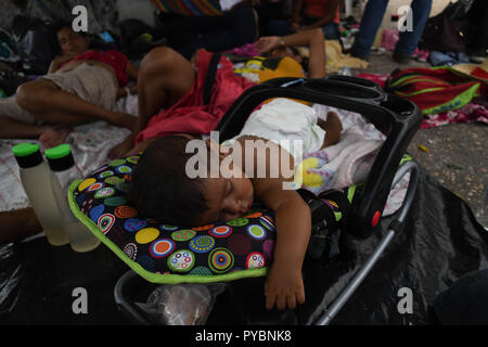 Arriaga, Chiapas, Mexico. 26th Oct, 2018. As a caravan of thousands of Honduran migrants presses north, reaching the town of Arriaga on Friday, President Trump began considering ways to stop them, including suspending the right to claim asylum in the US, wich has became the main way of gaining entry to the country. Credit: Miguel Juarez Lugo/ZUMA Wire/Alamy Live News Stock Photo