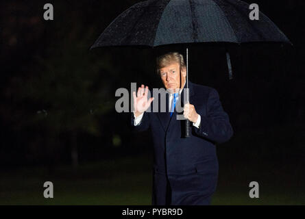 Washington DC, USA. 26 October 2018.  United States President Donald J. Trump returns to The White House after attending a political rally in Charlotte, NC. (Chris Kleponis/Polaris)United States President Donald J. Trump returns to The White House in Washington, DC after attending a political rally in Charlotte, North Carolina on Friday, October 26, 2018. Credit: Chris Kleponis/Pool via CNP | usage worldwide Credit: dpa picture alliance/Alamy Live News Stock Photo