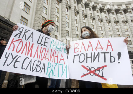 Kiev, Ukraine. 27th Oct, 2018. Protesters hold posters during a rally for cannabis decriminalization in front of the Cabinet of Ministers in downtown Kiev, Ukraine, on 27 October 2018. A group of protesters gathered to demanding singled out marijuana from the hard drugs, against the decriminalization of smokers and for allow the medical using of marijuana. Credit: Serg Glovny/ZUMA Wire/Alamy Live News Stock Photo