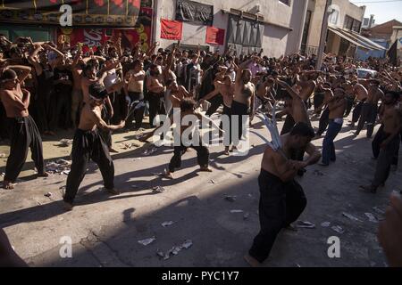 Shiite Muslims perform Shia cutting / Flagellation / Tatbir, during mourning ceremony of Ashura ritual. 20.09.2018 | usage worldwide Stock Photo