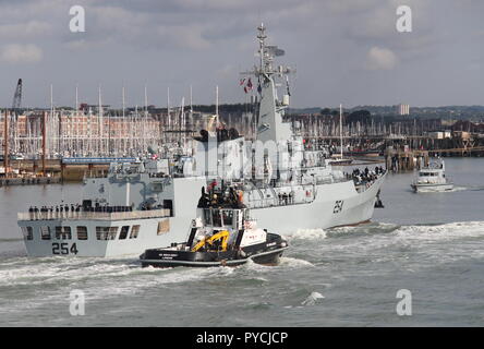 The Pakistan Naval Ship Aslat passing HMS Dasher as she arrives in Portsmouth, UK, on the 18th July 2018 Stock Photo