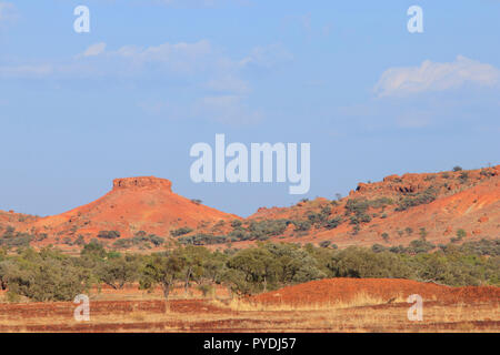 Mesa in the Lilleyvale Hills between Winton and Boulia in Western Queensland.   The region was once under the Eromanga Sea which has since dried up an Stock Photo