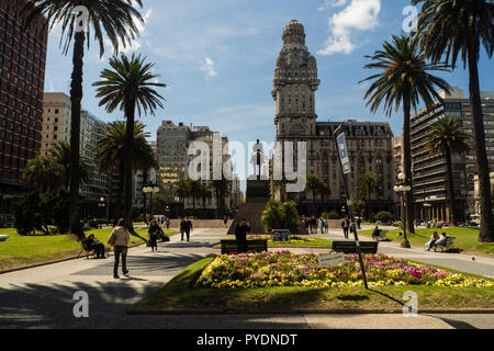 Main square in Montevideo, Plaza de la independencia, Salvo palace Stock Photo