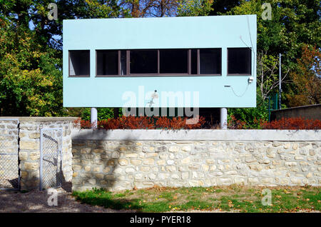 Caretaker’s cottage at  Le Corbusier’s iconic Villa Savoye, pioneering work in the International style, built 1929-31 Stock Photo