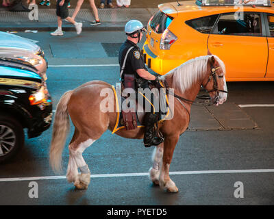 New York Horse Police patrol the streets Stock Photo