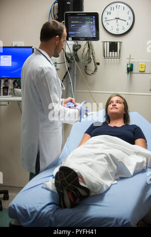 Doctor examines patient in emergency room. Stock Photo