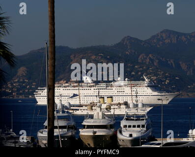 AJAXNETPHOTO. 2018. CANNES, FRANCE. - COTE D'AZUR RESORT - LOOKING WEST ACROSS THE BAY OF CANNES WITH THE LUXURY YACHT TALITHA AND THE CRUISE LINER MAGELLAN AT ANCHOR. LARGE MOTOR YACHTS SEEN MOORED IN THE PORT PIERRE CANTO FOREGROUND. PHOTO:JONATHAN EASTLAND/AJAX REF:GX8 180310 731 Stock Photo