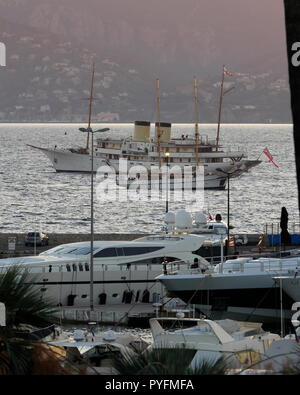 AJAXNETPHOTO. 2018. CANNES, FRANCE. - COTE D'AZUR RESORT - LOOKING WEST ACROSS THE BAY OF CANNES WITH THE LUXURY YACHT TALITHA AT ANCHOR AND SUPER YACHTS MOORED IN PORT PIERRE CANTO MARINA FOREGROUND. PHOTO:JONATHAN EASTLAND/AJAX REF:GX8 180310 727 Stock Photo